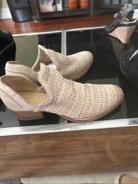 Very volatile shoe boot